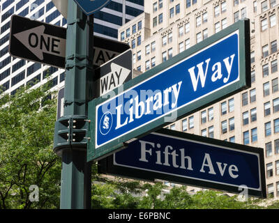 Wegweiser East 41st Street und 5th Avenue gegenüber der New York Public Library, New York Stockfoto