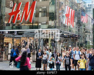 H & M Bekleidungsgeschäft, Fifth Avenue, New York, USA Stockfoto