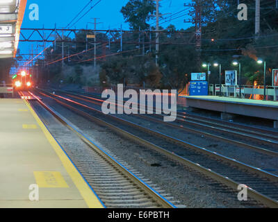 Metro-North Zug Ankunft am Fluss-Station, Riverside, CT, USA Stockfoto