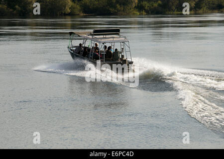 Kreuzfahrt entlang der Victoria Falls an Bord der "African Queen".  Andere Boote Segeln in den Sambesi. Die Sonnenuntergangsfahrten variieren Stockfoto