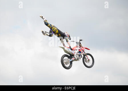 Mitglied des Bolddog Lings Freestyle Display Stunt Teams führt Stunt auf der Glasgow Show in Glasgow Green. Stockfoto