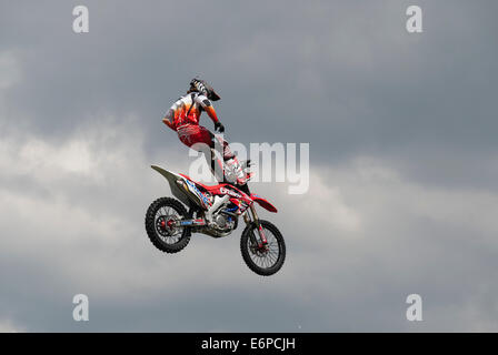 Mitglied des Bolddog Lings Freestyle Display Stunt Teams führt Stunt auf der Glasgow Show in Glasgow Green. Stockfoto