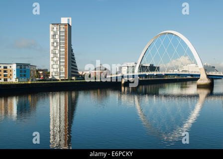 Clyde Arc "Zuzukneifen" Brücke über den River Clyde, Glasgow Stockfoto