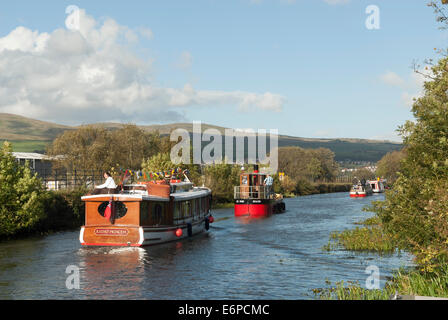 Hausboote auf dem Forth & Clyde Kanal nähert sich Auchinstarry als Bestandteil einer Flottille Segeln Stockfoto