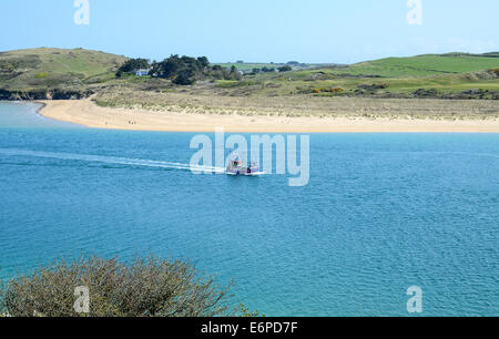 Ein Fischerboot Segeln auf der Mündung des Flusses Camel in der Nähe von Padstow in Cornwall, Großbritannien Stockfoto