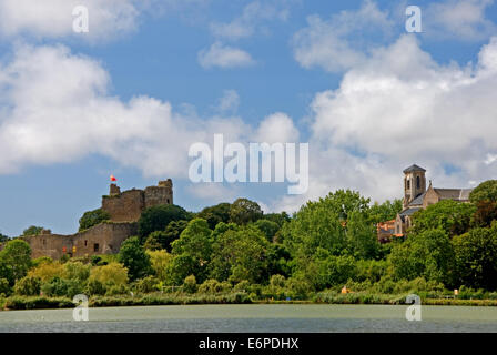 Die historische Burg und Stadt-Kirche in Talmont St Hilaire stammt aus dem 11. Jahrhundert und war Heimat von Richard Löwenherz. Stockfoto