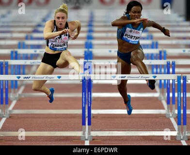 Zürich, Schweiz. 28. August 2014. Sally Pearson (AUS) und Tiffany Porter (GBR) kämpfen um die Frau 100m Hürden-Rennen auf der IAAF Diamond League-Leichtathletik-Meeting in Zürich. Bildnachweis: Erik Tham/Alamy Live-Nachrichten Stockfoto