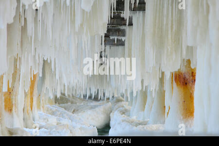 Winterlandschaft. Detail der alten Mole in Gdynia Orlowo Polen mit Eis Formationen Eiszapfen hautnah. Gefrorene Ostsee bedeckt mit Stockfoto