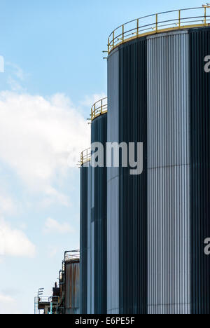 Öllagertanks in Petroplus Öl-Raffinerie Petit-Couronne in der Nähe von Rouen, Frankreich Stockfoto