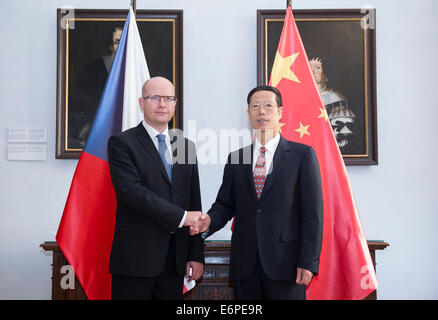 Prag, Tschechische Republik. 28. August 2014. Chinese Vice Premier Zhang Gaoli (R) trifft sich mit tschechischen Premierminister Bohuslav Sobotka in Prag, Tschechische Republik, 28. August 2014. © Wang Ye/Xinhua/Alamy Live-Nachrichten Stockfoto