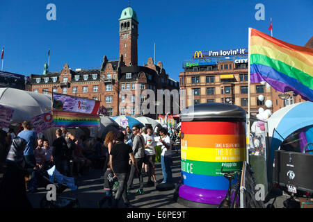 Kopenhagen, Dänemark. 28. August 2014.  Während Kopenhagen Pride Week ist eines der malerischen Stadt Quadrate von Kopenhagen, der Rathausplatz im Zentrum der Stadt, in "Stolz Platz" - ein Zufluchtsort für LGBT Kultur – umgewandelt und gewürzt mit vielen Bands auf der großen Bühne. Die Veranstaltung begann Mittwoch und Samstag, den 31. August mit einer Pride-Parade durch die Stadt – und einem Knall eine after-Party endet. Zwischen Drag Queens aus der ganzen Europa nimmt Besitz von der Bühne und zeigen ihre Kunst. Bildnachweis: OJPHOTOS/Alamy Live-Nachrichten Stockfoto