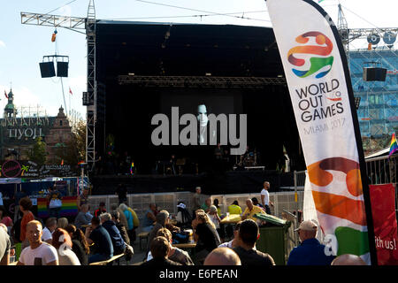 Kopenhagen, Dänemark. 28. August 2014.  Während Kopenhagen Pride Week ist eines der malerischen Stadt Quadrate von Kopenhagen, der Rathausplatz im Zentrum der Stadt, in "Stolz Platz" - ein Zufluchtsort für LGBT Kultur – umgewandelt und gewürzt mit vielen Bands auf der großen Bühne. Die Veranstaltung begann Mittwoch und Samstag, den 31. August mit einer Pride-Parade durch die Stadt – und einem Knall eine after-Party endet. Ich zwischen Drag Queens aus ganz Europa nehmen Besitz von der Bühne und zeigen ihre Kunst. Auf dem Foto ist eine Band Ion der großen Bühne durchführen. Bildnachweis: OJPHOTOS/Alamy Live-Nachrichten Stockfoto