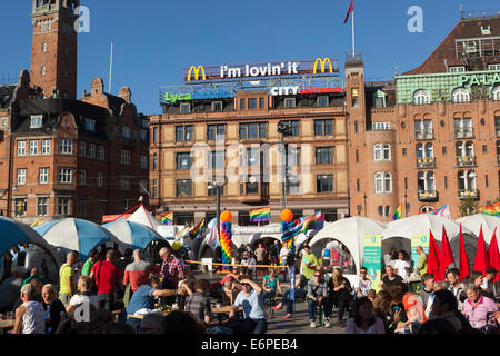 Kopenhagen, Dänemark. 28. August 2014.  Während Kopenhagen Pride Week ist eines der malerischen Stadt Quadrate von Kopenhagen, der Rathausplatz im Zentrum der Stadt, in "Stolz Platz" - ein Zufluchtsort für LGBT Kultur – umgewandelt und gewürzt mit vielen Bands auf der großen Bühne. Die Veranstaltung begann Mittwoch und Samstag, den 31. August mit einer Pride-Parade durch die Stadt – und einem Knall eine after-Party endet. Zwischen Drag Queens aus der ganzen Europa nimmt Besitz von der Bühne und zeigen ihre Kunst. Bildnachweis: OJPHOTOS/Alamy Live-Nachrichten Stockfoto