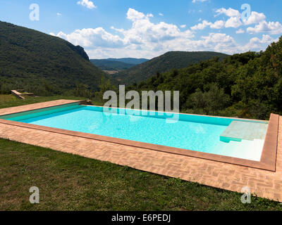 Den Horizont und die Reflexionen im ein Infinity-Pool gegen einen hellen Himmel am Nachmittag Stockfoto