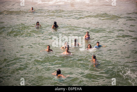 Besucher austoben auf den Atlantischen Ozean auf Coney Island in Brooklyn in New York Stockfoto