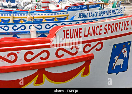 Bunte Boote für den Sport Turnier verwendet, im Hafen an der Stadt von Meze in der Herault Region. Zweikampf im Sport sind einzigartig zu Bassin deThau Städte Stockfoto