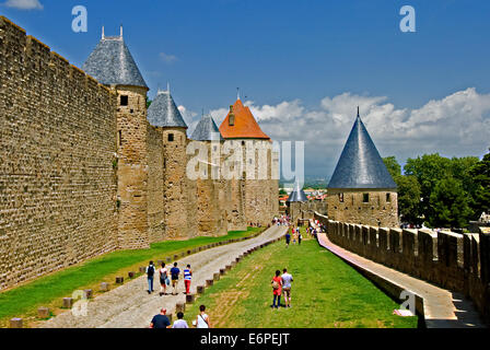 Carcassonne in der Region Aude ist beeindruckend für seine alten Stadtmauern und gehört zum UNESCO Weltkulturerbe. Stockfoto