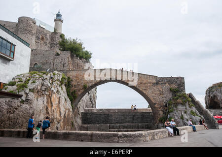 Mittelalterliche Brücke in Castro Urdiales, Kantabrien Stockfoto
