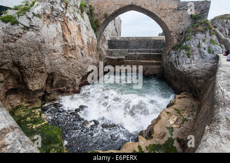 Mittelalterliche Brücke in Castro Urdiales, Kantabrien Stockfoto