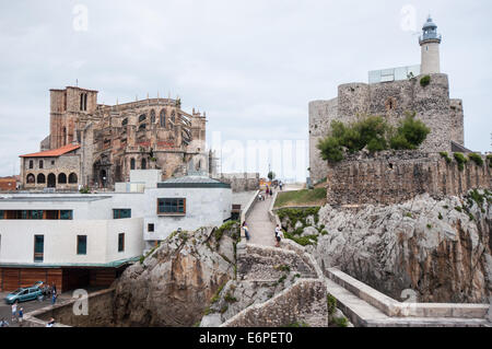 Mittelalterliche Brücke in Castro Urdiales, Kantabrien Stockfoto