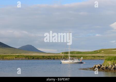 Yacht vor Anker in der Bucht von Lochmaddy, North Uist, äußeren Hebriden, Schottland Stockfoto