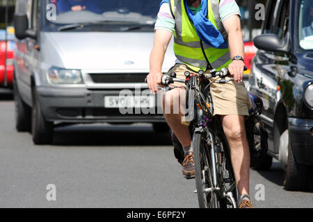 Die Ansicht eines Teils eines Radfahrers Radfahren unter Verkehr in London Stockfoto