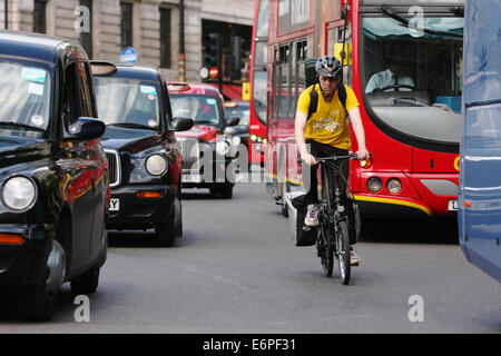 Ein Radfahrer, Radfahren im dichten Verkehr in London Stockfoto