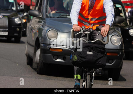 Die Ansicht eines Teils von einem Radsportler im Verkehr in London Stockfoto