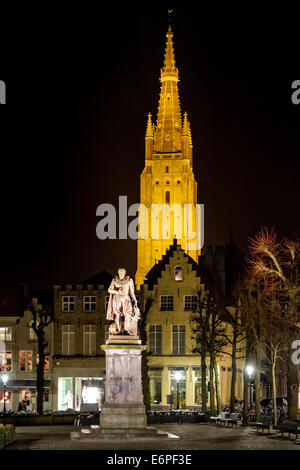 Nachtaufnahme mit der Statue der Mathematiker Simon Stevin und Brügger Kirche unserer lieben Frau im Hintergrund Stockfoto