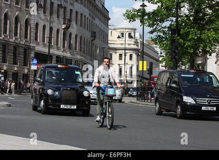 Ein Radfahrer, Radfahren im Verkehr in London Stockfoto