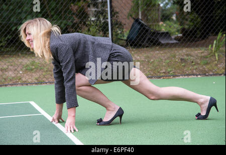 Geschäftsfrau Start Rennen bereit Satz gehen position Stockfoto