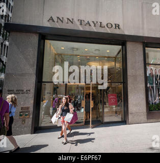 Shopper verlassen einen Ann Taylor-Store auf der Fifth Avenue in New York Stockfoto