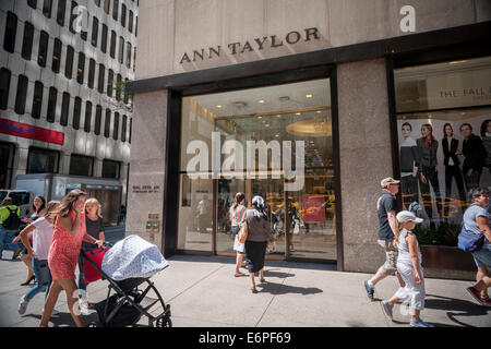 Käufer außerhalb einer Ann Taylor speichern auf der Fifth Avenue in New York Stockfoto