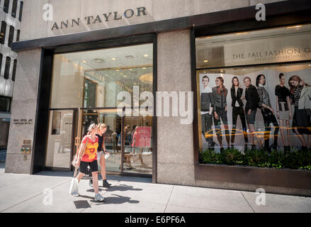 Ein Ann Taylor speichern auf der Fifth Avenue in New York Stockfoto