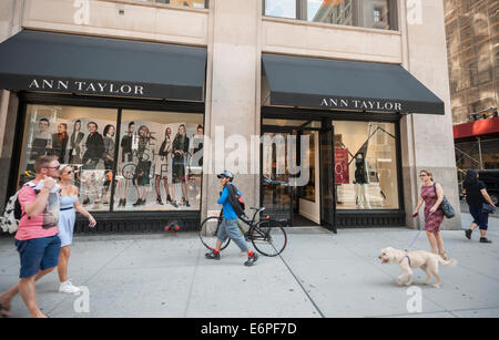 Ein Ann Taylor speichern auf der Fifth Avenue in New York Stockfoto