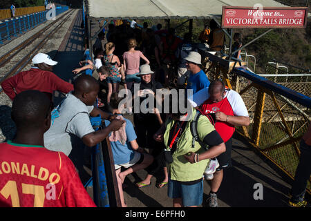 Menschen rund um Victoria Falls Bridge. Die Victoria Falls Bridge überquert den Sambesi Fluss direkt unterhalb der Victoriafälle und bu ist Stockfoto