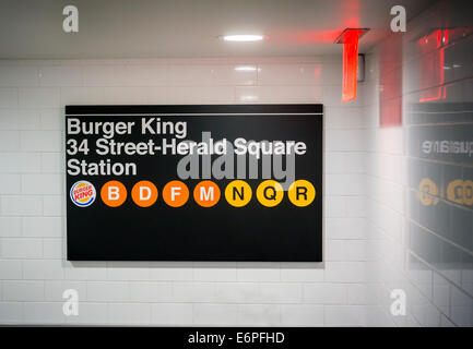 Ein Burger King Schnellrestaurant ist Co-Branding mit einem u-Bahn-Eingang in New York Stockfoto