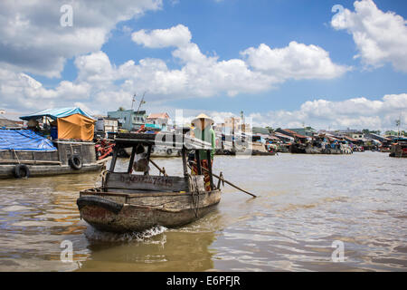 Blick auf den Fluss von Cai Rang schwimmende Markt, in der Nähe von Can Tho, Mekong-Delta, Südvietnam. in den frühen Morgenstunden bei bewölktem Himmel. Stockfoto