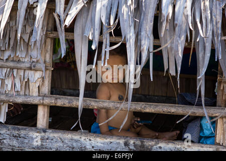 Kambodschanische junge in einem schwimmenden Haus in der schwimmenden Dorf Chong Kos, in der Nähe von Kampong Chhnang, Kambodscha. Stockfoto