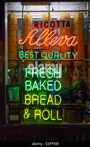 Ein Fenster im Alleva Käse Store und Deli in Little Italy in New York City Stockfoto