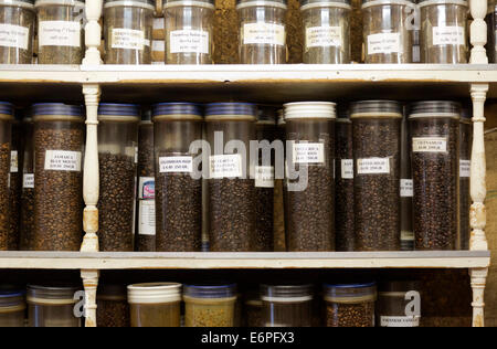 Gläser mit Kaffee auf einem Regal im algerischen Kaffee Store in der Old Compton Street, Soho, London, UK Stockfoto