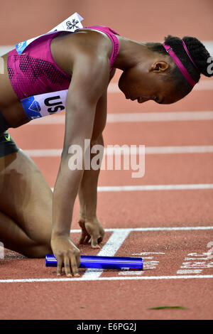 Zürich, Schweiz. 28. August 2014. Tianna Bartoletta (USA) konzentriert sich vor dem Start der 4x400m-Staffel bei der IAAF Diamond League-Leichtathletik-Meeting in Zürich. Die UK-Frauen Nationalmannschaft gewann. Bildnachweis: Erik Tham/Alamy Live-Nachrichten Stockfoto