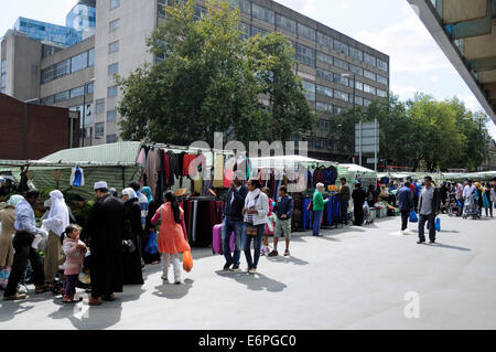 Menschen Whitechapel Road Abfälle Straßenmarkt in Whitechapel Road, London Borough of Tower Hamlets, England Großbritannien UK Stockfoto