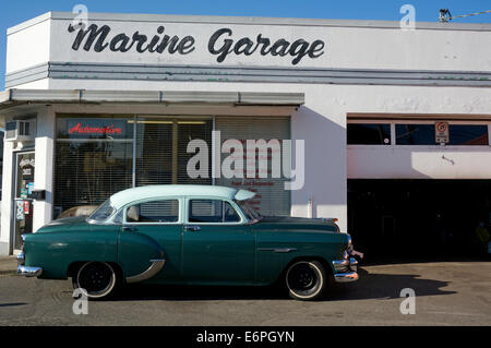 Einem 1954 Pontiac, viertürige Limousine außerhalb einer Garage in Steveston Village, Richmond, British Columbia, Kanada geparkt Stockfoto