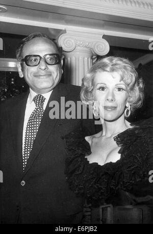 Komiker Joan Rivers wurde in einem New Yorker Krankenhaus gebracht, nachdem sie angeblich aufgehört zu atmen während der Operation am Donnerstag. 29. August 2014. Bild: 1974 - besuchen Sie JOAN RIVERS und Ehemann EDGAR ROSENBERG die Überraschungsparty für Tom Jones nach seiner Schließung Leistung im Caesars Palace. © Globus Photos/ZUMAPRESS.com/Alamy Live-Nachrichten Stockfoto