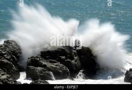 Malibu, Kalifornien, USA. 28. August 2014. Mugu Strandwache, die in die 90er Jahre TV-Serie Baywatch durch die großen Wellen von Hurrikan Marie Mittwochabend untergraben wurde verwendet wurde. State Park Rangers schauen über eine Strandwache Zusammenbruch, die in den Ozean späten Mittwochabend von den großen Wellen von Hurrikan Marie fiel. Die LA Grafschaft Rettungsschwimmer bauen, wie es für über 30 Jahren und heute schon langsam war zerrissen von heutigen großen Wellen entlang PCH. Foto von gen Blevins/LA DailyNews/ZumaPress Credit: Gene Blevins/ZUMA Draht/Alamy Live-Nachrichten Stockfoto