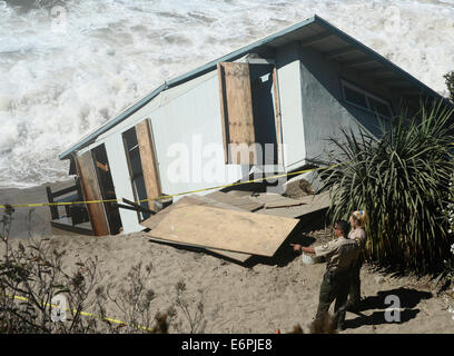 Malibu, Kalifornien, USA. 28. August 2014. Mugu Strandwache, die in die 90er Jahre TV-Serie Baywatch durch die großen Wellen von Hurrikan Marie Mittwochabend untergraben wurde verwendet wurde. State Park Rangers schauen über eine Strandwache Zusammenbruch, die in den Ozean späten Mittwochabend von den großen Wellen von Hurrikan Marie fiel. Die LA Grafschaft Rettungsschwimmer bauen, wie es für über 30 Jahren und heute schon langsam war zerrissen von heutigen großen Wellen entlang PCH. Foto von gen Blevins/LA DailyNews/ZumaPress Credit: Gene Blevins/ZUMA Draht/Alamy Live-Nachrichten Stockfoto