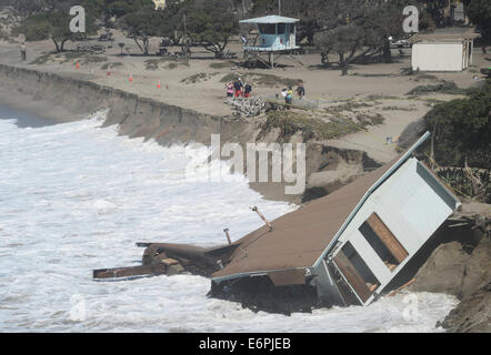 Malibu, Kalifornien, USA. 28. August 2014. Mugu Strandwache, die in die 90er Jahre TV-Serie Baywatch durch die großen Wellen von Hurrikan Marie Mittwochabend untergraben wurde verwendet wurde. State Park Rangers schauen über eine Strandwache Zusammenbruch, die in den Ozean späten Mittwochabend von den großen Wellen von Hurrikan Marie fiel. Die LA Grafschaft Rettungsschwimmer bauen, wie es für über 30 Jahren und heute schon langsam war zerrissen von heutigen großen Wellen entlang PCH. Foto von gen Blevins/LA DailyNews/ZumaPress Credit: Gene Blevins/ZUMA Draht/Alamy Live-Nachrichten Stockfoto