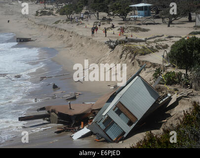 Malibu, Kalifornien, USA. 28. August 2014. Mugu Strandwache, die in die 90er Jahre TV-Serie Baywatch durch die großen Wellen von Hurrikan Marie Mittwochabend untergraben wurde verwendet wurde. State Park Rangers schauen über eine Strandwache Zusammenbruch, die in den Ozean späten Mittwochabend von den großen Wellen von Hurrikan Marie fiel. Die LA Grafschaft Rettungsschwimmer bauen, wie es für über 30 Jahren und heute schon langsam war zerrissen von heutigen großen Wellen entlang PCH. Foto von gen Blevins/LA DailyNews/ZumaPress Credit: Gene Blevins/ZUMA Draht/Alamy Live-Nachrichten Stockfoto