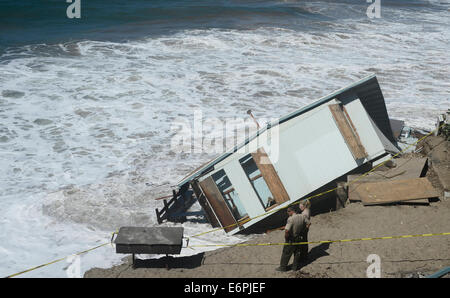 Malibu, Kalifornien, USA. 28. August 2014. Mugu Strandwache, die in die 90er Jahre TV-Serie Baywatch durch die großen Wellen von Hurrikan Marie Mittwochabend untergraben wurde verwendet wurde. State Park Rangers schauen über eine Strandwache Zusammenbruch, die in den Ozean späten Mittwochabend von den großen Wellen von Hurrikan Marie fiel. Die LA Grafschaft Rettungsschwimmer bauen, wie es für über 30 Jahren und heute schon langsam war zerrissen von heutigen großen Wellen entlang PCH. Foto von gen Blevins/LA DailyNews/ZumaPress Credit: Gene Blevins/ZUMA Draht/Alamy Live-Nachrichten Stockfoto